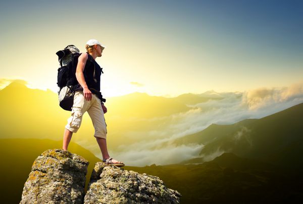 توریست روی صخره مفهوم ورزش و زندگی فعال