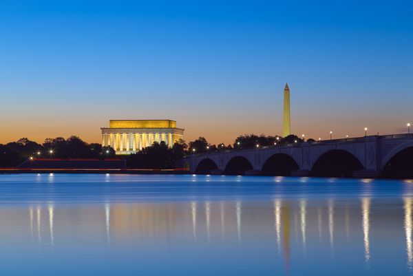 واشنگتن دی سی - بناهای یادبودی که در گرگ و میش بازتاب می‌شوند