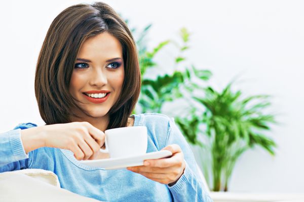 زن در حال نوشیدن قهوه صورت نزدیک