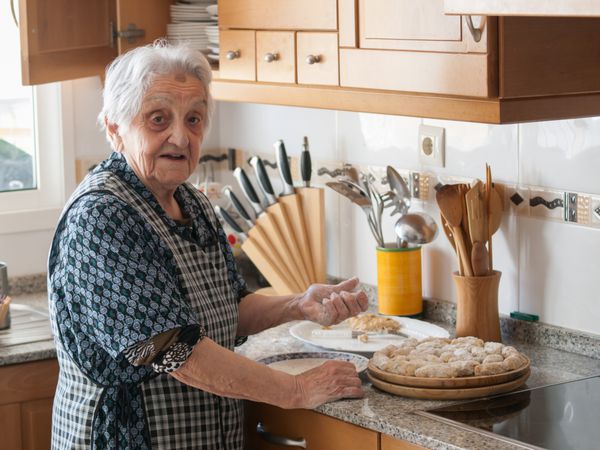 زن مسن در حال تهیه کروکت