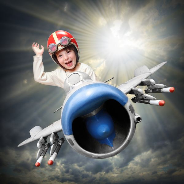 خلبان کوچک خوشحال در حال پرواز با جت جنگنده رترو