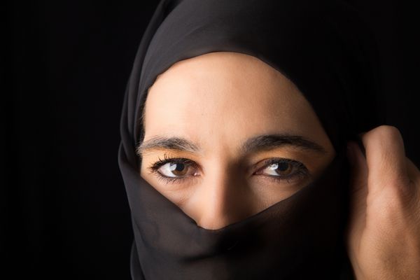 پرتره زن خاورمیانه ای غمگین با شرکت هنری حجاب
