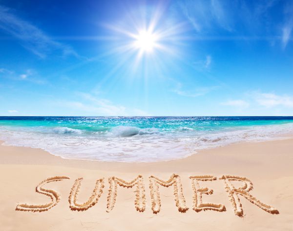 کلمه تابستان نوشته شده در ساحل گرمسیری