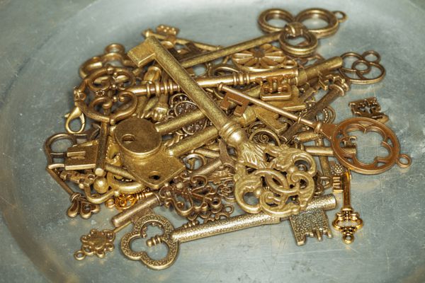 کلیدهای طلایی روی بشقاب آهنی