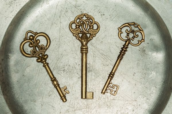 سه کلید طلایی روی بشقاب آهنی