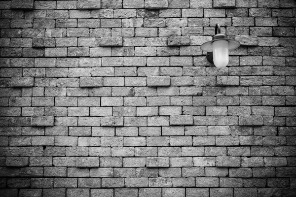 دیوار آجری قدیمی با چراغ