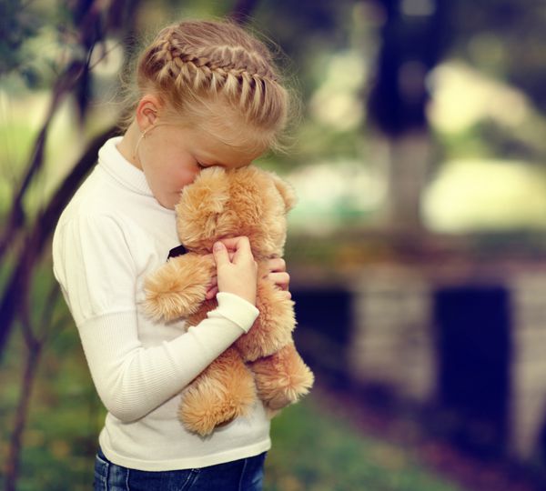دختر غمگین با خرس عروسکی