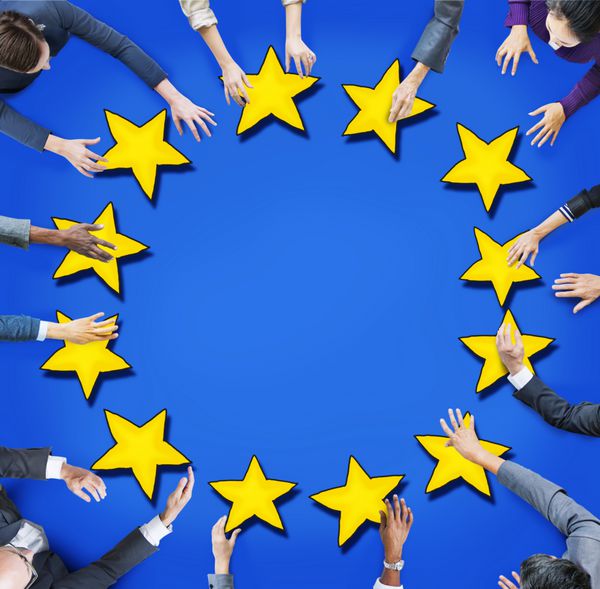 نمای هوایی با افراد تجاری و پرچم اتحادیه اروپا