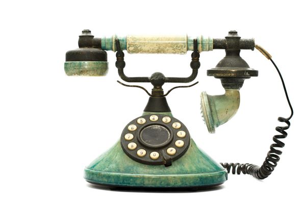 تلفن رترو - تلفن قدیمی جدا شده در پس زمینه سفید