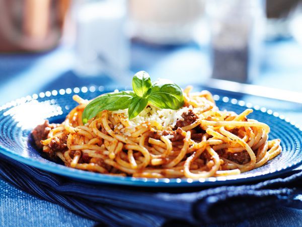 اسپاگتی خوشمزه در سس بولونیز با چاشنی ریحان