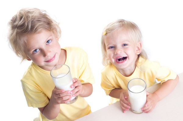 کودکان در حال نوشیدن شیر