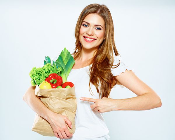 زن با غذای سبز با انگشت به محصول اشاره می کند