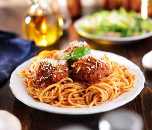 غذای ایتالیایی - اسپاگتی و کوفته سر میز شام