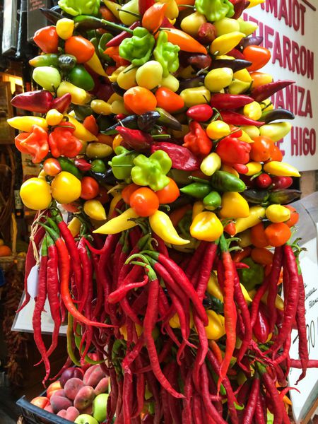 Bunte Peperoni auf dem Markt در مایورکا