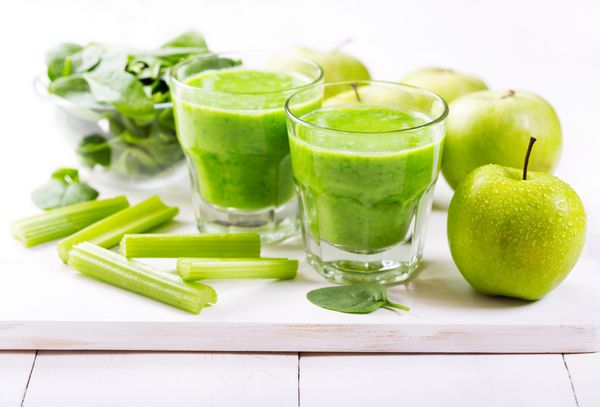 لیوان آب سبز با سیب و اسفناج