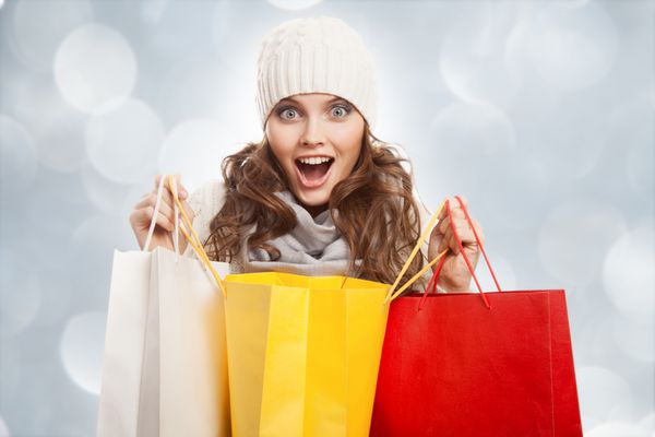 خرید زنی شاد که کیف در دست دارد فروش زمستانی