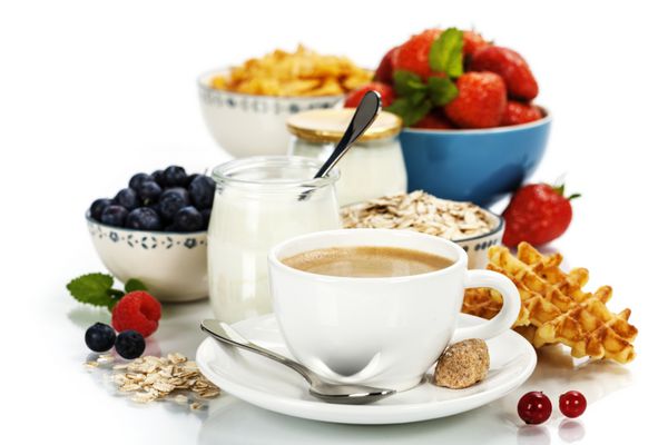 صبحانه سالم - ماست قهوه موسلی و انواع توت ها