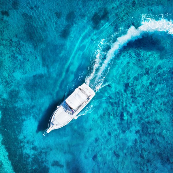 منظره شگفت انگیز به قایق و آب شفاف بهشت کارائیب