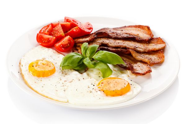 صبحانه - تخم مرغ بیکن و سبزیجات