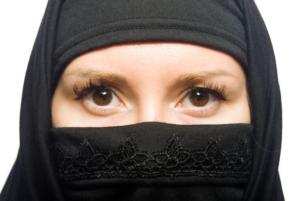 زن مسلمان منزوی بر روی سفید