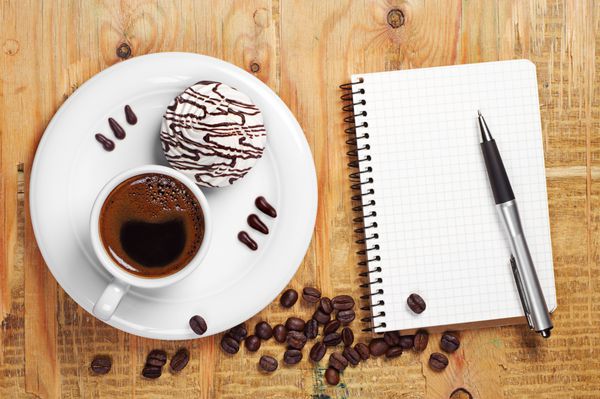 قهوه با کلوچه های خوشمزه و دفترچه یادداشت