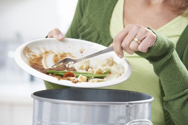 زنی که باقیمانده غذا را در سطل زباله می خرد