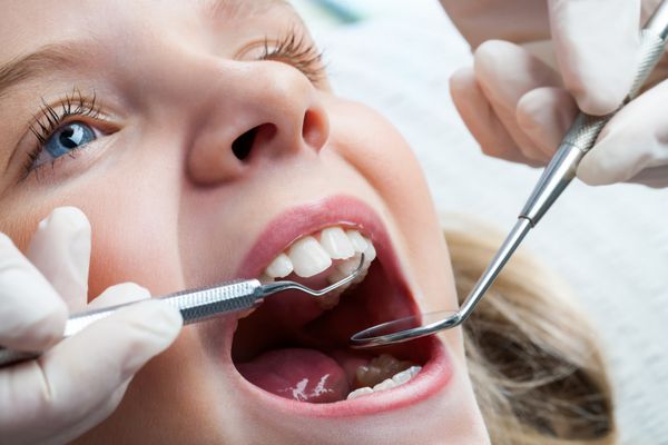 دختر جوان در دندانپزشکی