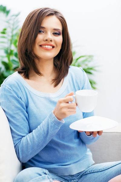 زن در حال نوشیدن قهوه صورت نزدیک