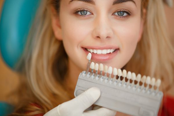 زن در کلینیک دندانپزشکی مراقبت از دندان و سلامت دندان