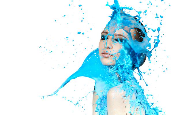 زن نفسانی و امواج رنگ بزرگ چلپ چلوپ آبی