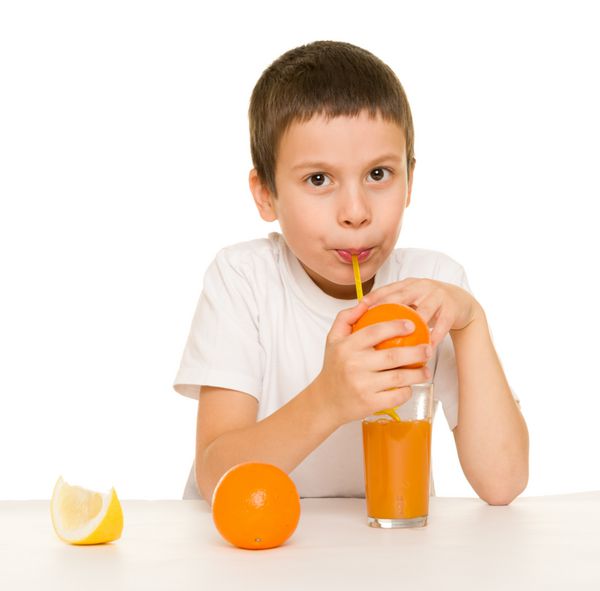 پسر آب پرتقال را با نی بنوشد