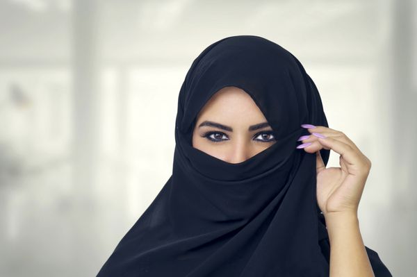دختر زیبای مسلمان که از نزدیک برقع پوشیده است