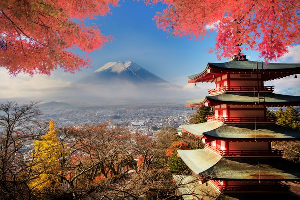 کوه فوجی با رنگ های پاییزی در ژاپن