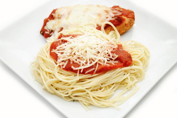 پارمزان مرغ با اسپاگتی سس و پنیر