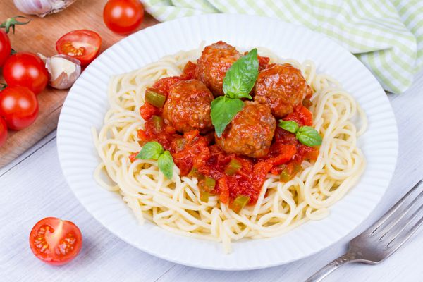اسپاگتی با کوفته در سس گوجه فرنگی