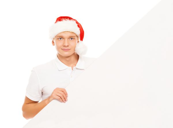 مرد جوان خوش تیپ با کلاه کریسمس با یک بیلبورد خالی
