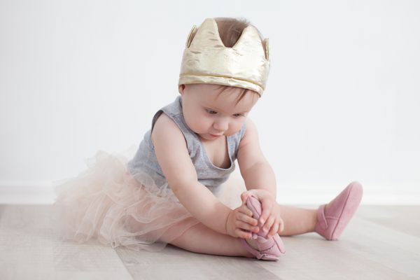 کودک ماه هشتم در لباس شاهزاده خانم