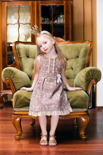 شاهزاده خانم کوچولو روی صندلی