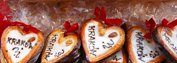 قلب های شیرینی زنجبیلی در بازار کریسمس در کراکوف