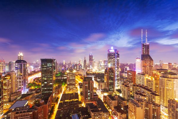 خط افق شهر مدرن ترافیک و منظره شهری در شانگهای چین
