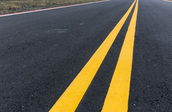 جاده آسفالته با یک جفت خط زرد