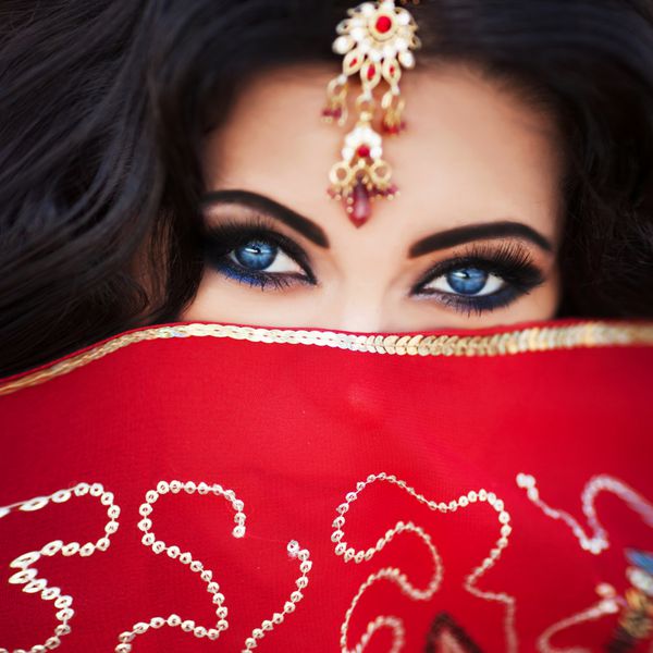 عروس زن هندی زیبا با لباس قرمز