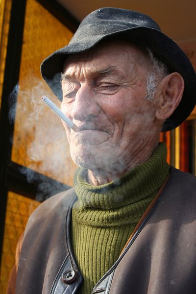 پیرمرد در حال سیگار کشیدن