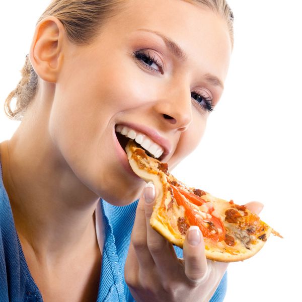 زن در حال خوردن پیتزا روی سفید