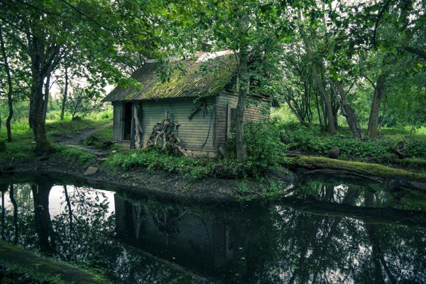 خانه قدیمی عرفانی متروکه در جنگل لیتوانی