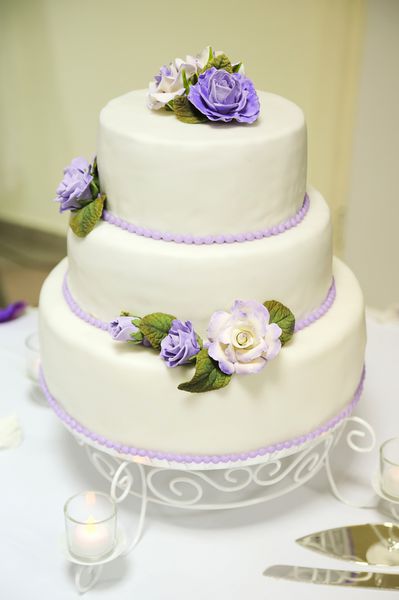 کیک عروسی تزیین شده با گل های زیبا