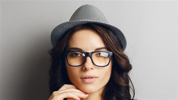 دختر زیبا با کلاه و عینک