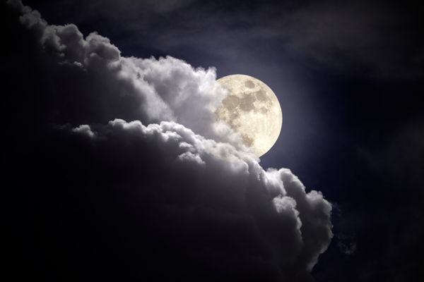 ماه کامل شب ابری