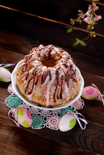 کیک حلقه ای عید پاک با آیسینگ و اسپرینکل های رنگارنگ