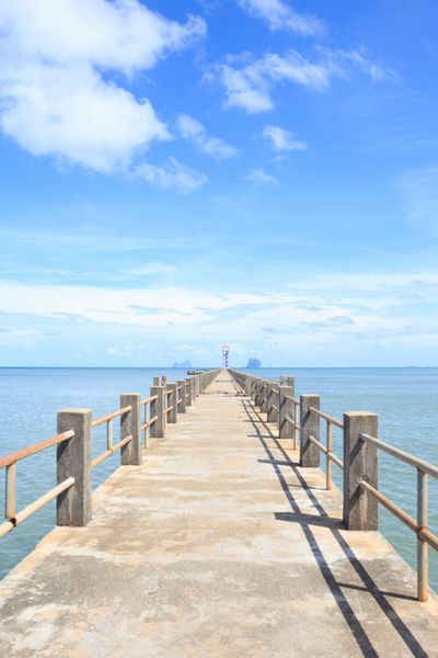 پل چوبی قدیمی به اسکله در مقصد رویایی دریا آرام ترانگ تایلند